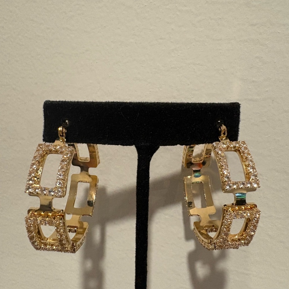 gold hoop square